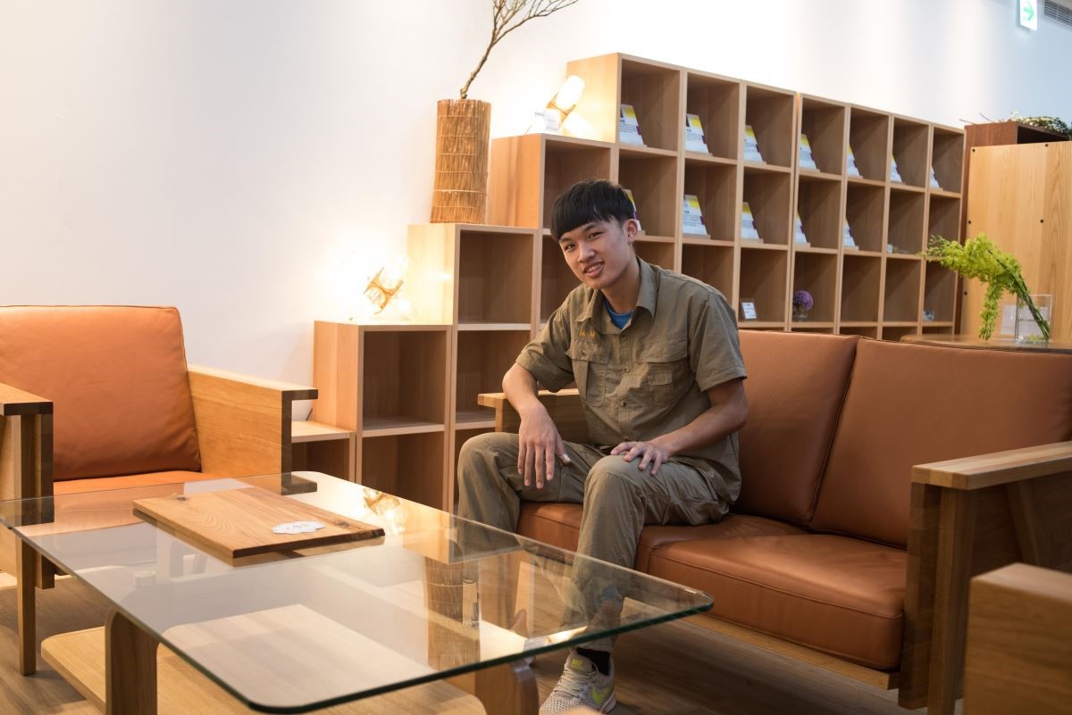 通過團隊精神,蘇駿和其他同學一起完成了大件的沙發家具,很有成就感、也是很棒的回憶。 通過團隊精神,蘇駿和其他同學一起完成了大件的沙發家具,很有成就感、也是很棒的回憶。