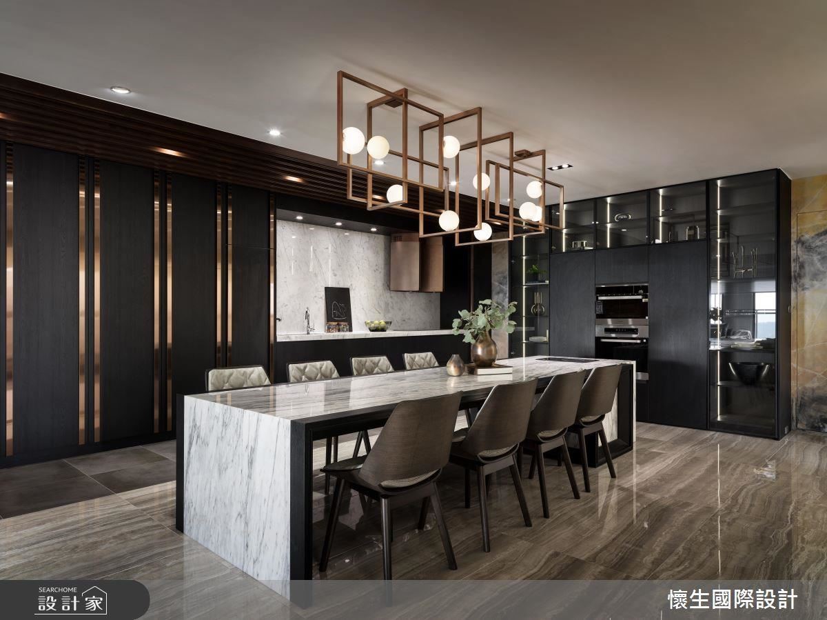 客廳與餐廚空間呈通透動線串聯,達到開放空間的完美應用,搭佐充足機櫃收納,讓身處公共空間的家族成員擁有絲毫不顯擁擠的共享時光。 客廳與餐廚空間呈通透動線串聯,達到開放空間的完美應用,搭佐充足機櫃收納,讓身處公共空間的家族成員擁有絲毫不顯擁擠的共享時光。
