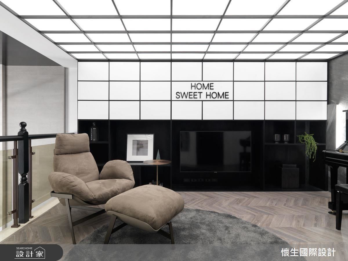 另闢起居空間,也是家人間互動的好方法,開放式琴房鋪上木地板、放上一張舒適單椅,便能成為機動性極高的休憩區域,更能兼具遊戲間、客房機能。 另闢起居空間,也是家人間互動的好方法,開放式琴房鋪上木地板、放上一張舒適單椅,便能成為機動性極高的休憩區域,更能兼具遊戲間、客房機能。