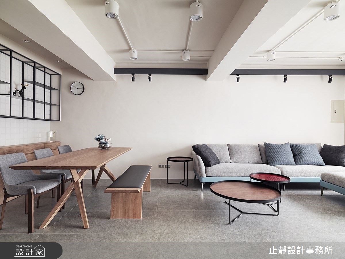 40年透天宅邸,設計師透過單向窗面引入自然光線,使原