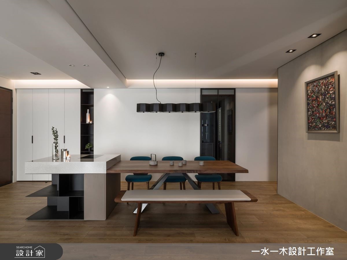 運用線條簡單的深黑電視櫃將空間一分為二,界定公、私