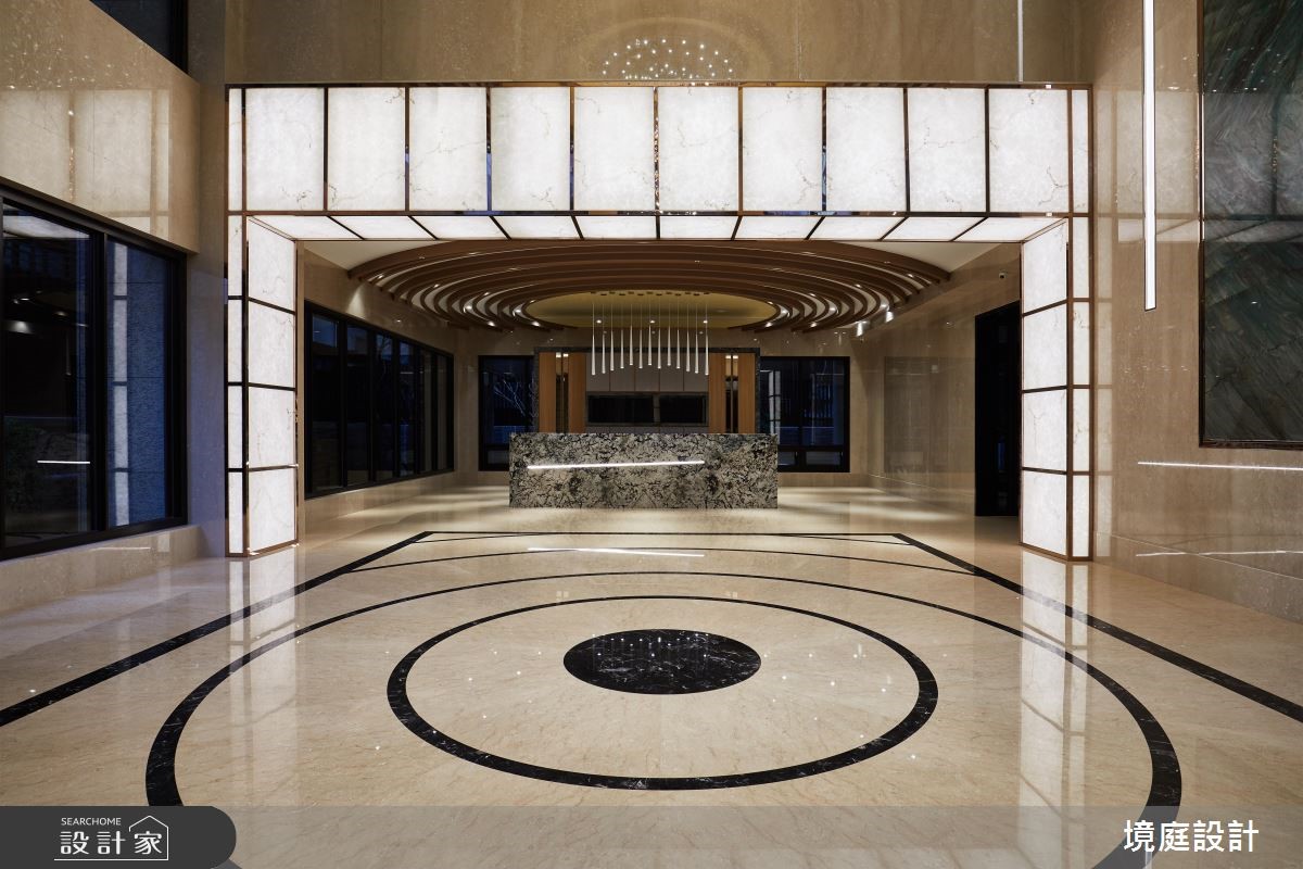 建築基底以挑高之姿呈現,在入口大廳處,更截取非凡的