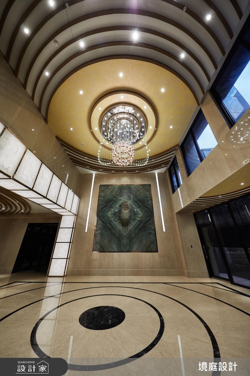 建築基底以挑高之姿呈現,在入口大廳處,更截取非凡的
