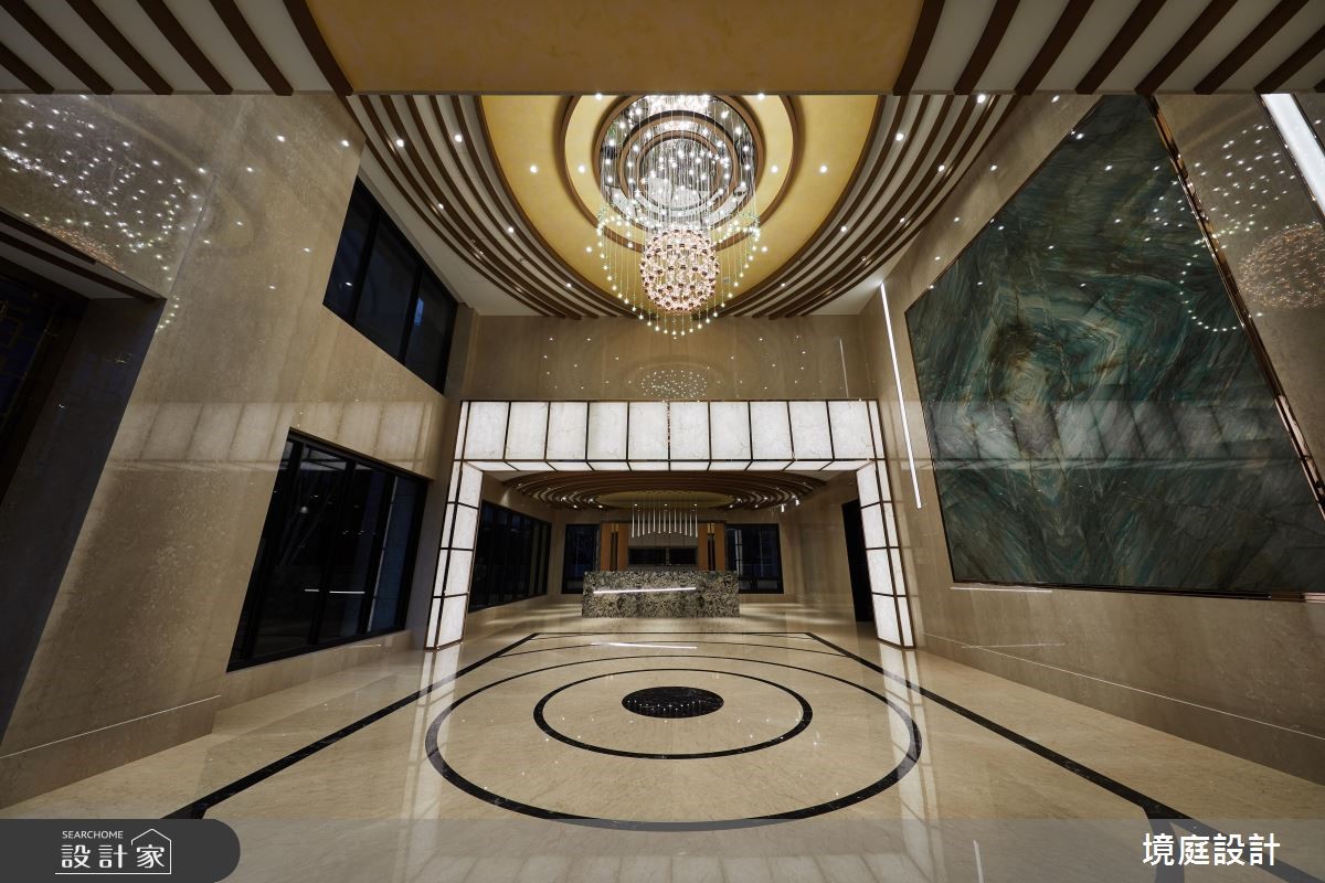建築基底以挑高之姿呈現,在入口大廳處,更截取非凡的