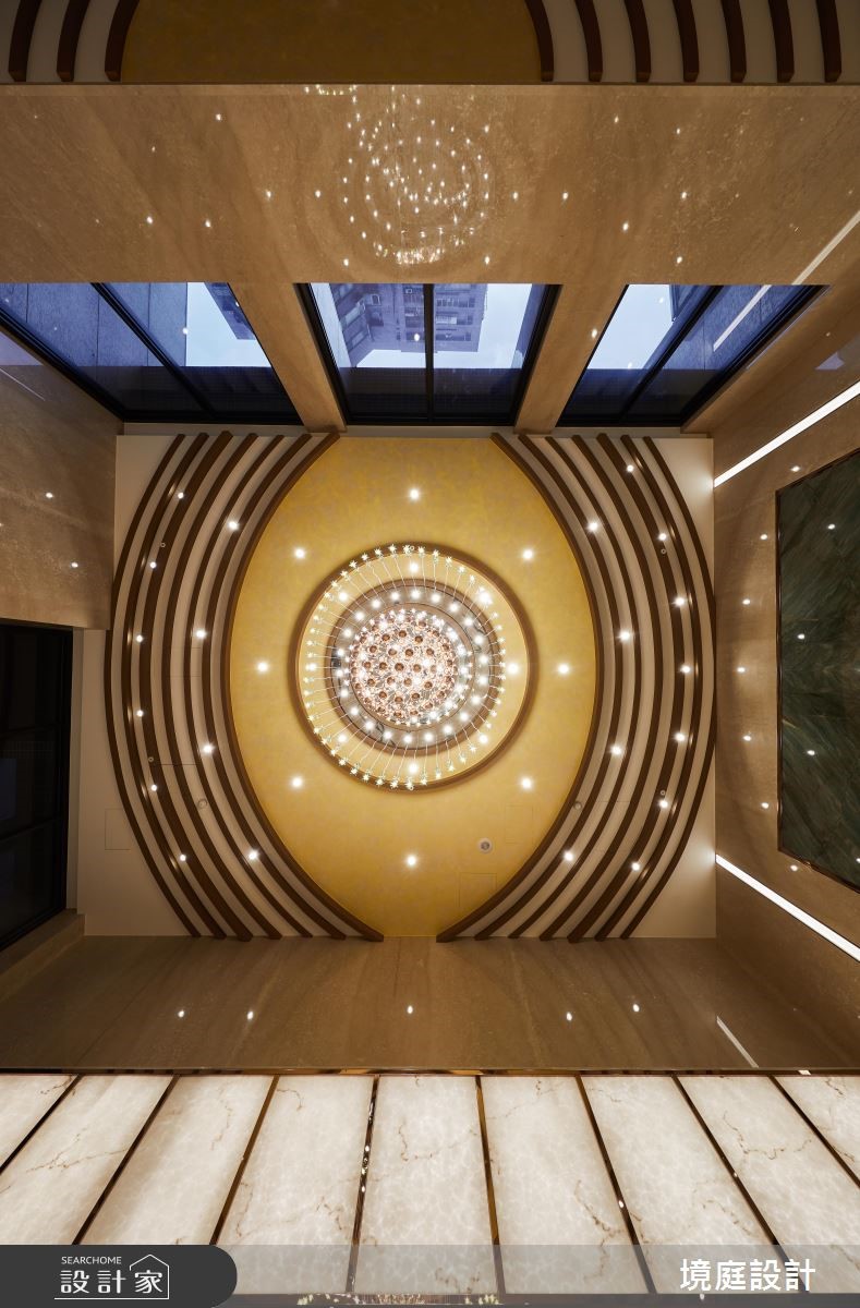建築基底以挑高之姿呈現,在入口大廳處,更截取非凡的