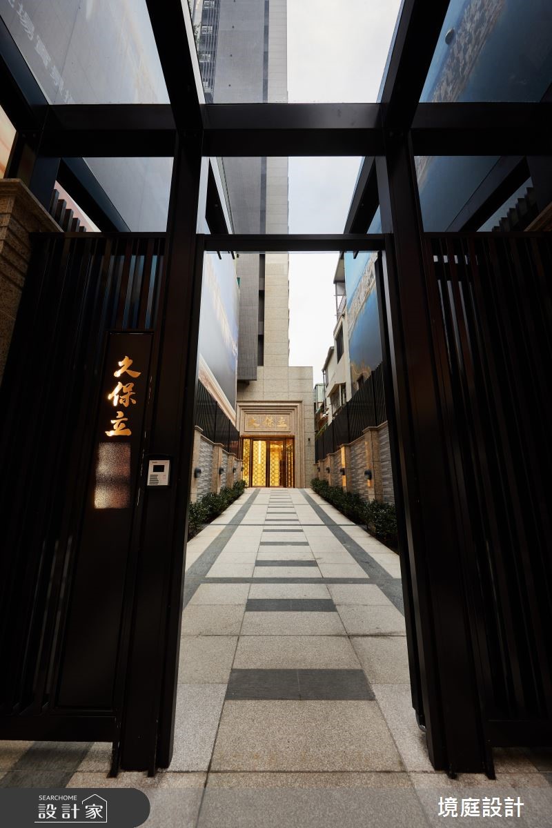 建築基底以挑高之姿呈現,在入口大廳處,更截取非凡的