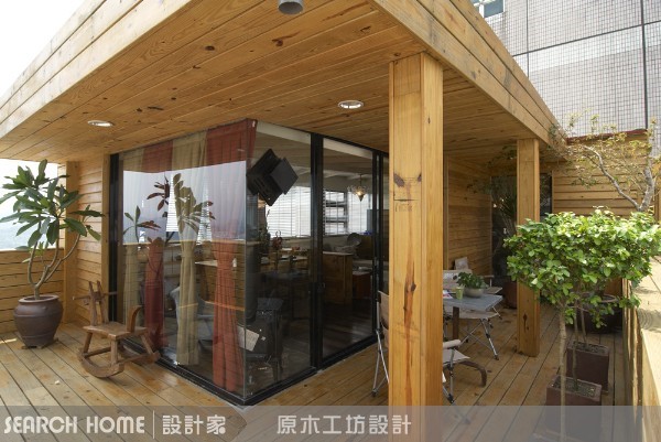 45坪的新成屋裡,透過原木材質的堆疊,營造出安定、愜