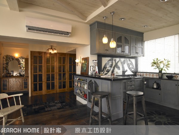 45坪的新成屋裡,透過原木材質的堆疊,營造出安定、愜