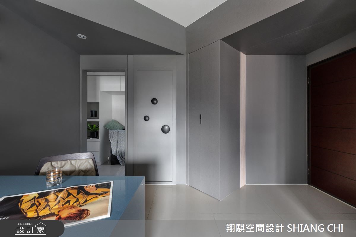 26 坪現代風居家,採以深灰色為背景,搭配輕柔的軟裝