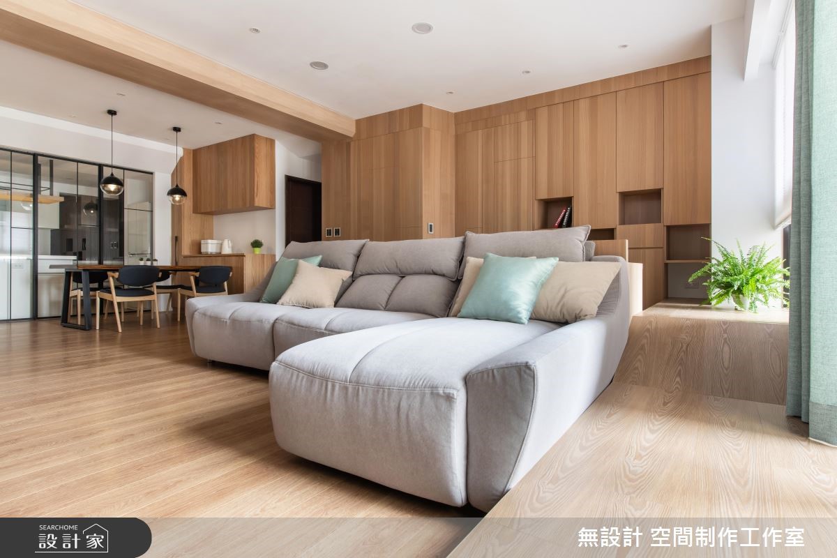 35 坪的混搭風住宅採取大面積的木質調,搭配灰白色系