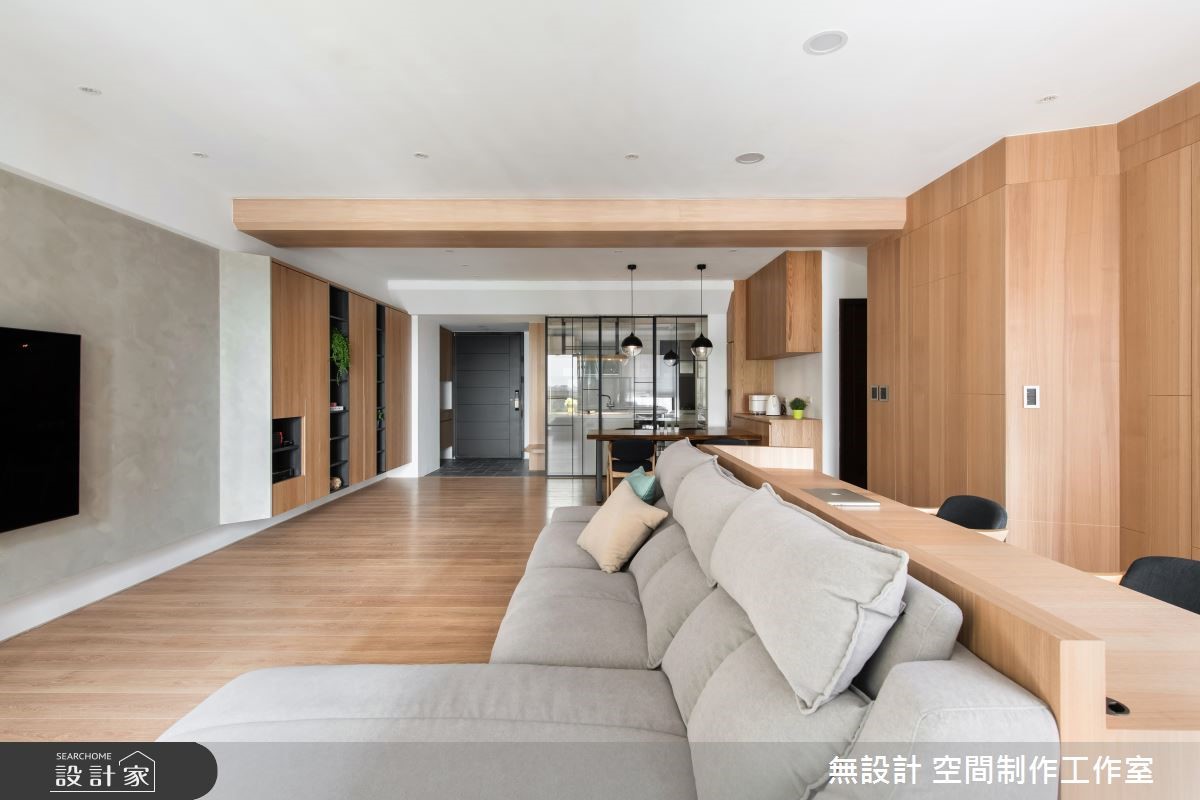 35 坪的混搭風住宅採取大面積的木質調,搭配灰白色系