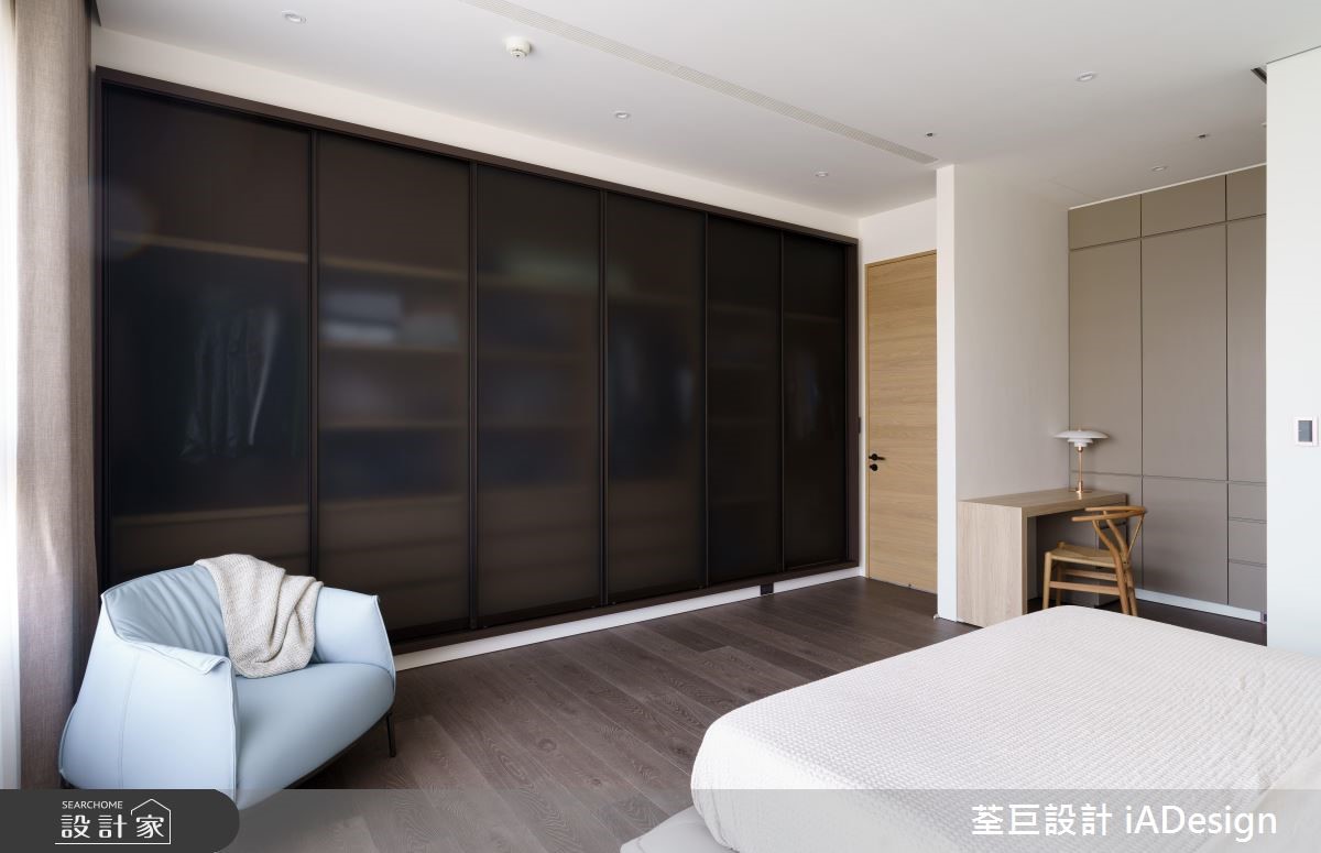 以美式風格做為空間基調,簡化線條且搭配木紋質感,營