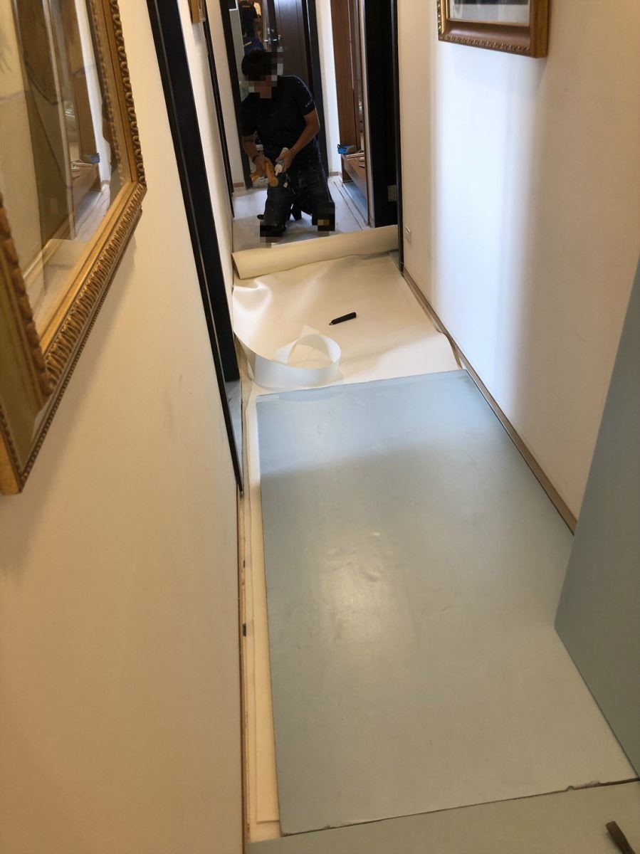 在結構層與PS板間鋪上防潮布。(本圖片為網友Emily授權使用,非設計家網站設計師之作品) 在結構層與PS板間鋪上防潮布。(本圖片為網友Emily授權使用,非設計家網站設計師之作品)