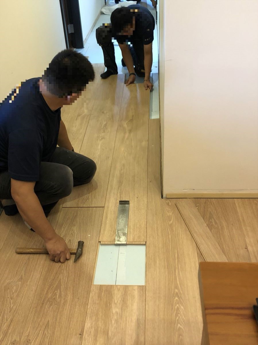 找到異音的來源後,網友Emily決定打開地板,重新鋪設一次木地板。(本圖片為網友Emily授權使用,非設計家網站設計師之作品) 找到異音的來源後,網友Emily決定打開地板,重新鋪設一次木地板。(本圖片為網友Emily授權使用,非設計家網站設計師之作品)
