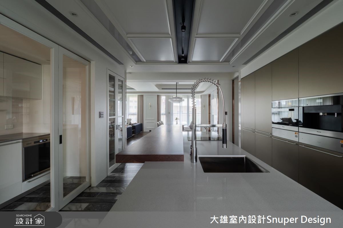 年輕的屋主夫妻需時常出差,經常遊走在不同的國度裡,