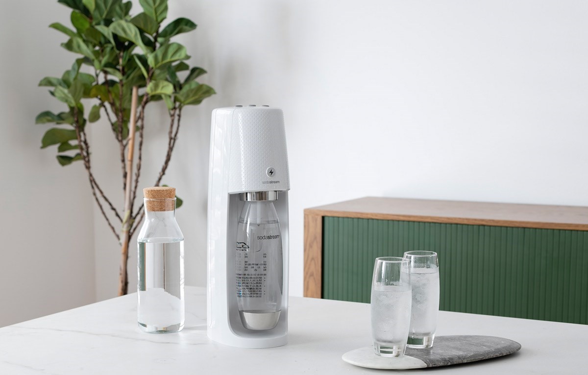 簡約造型的 sodastream Spirit One Touch 氣泡水機,散發極簡美的優雅質感,讓家電也能成為生活品味的延伸,市價 6500 元。 簡約造型的 sodastream Spirit One Touch 氣泡水機,散發極簡美的優雅質感,讓家電也能成為生活品味的延伸,市價 6500 元。