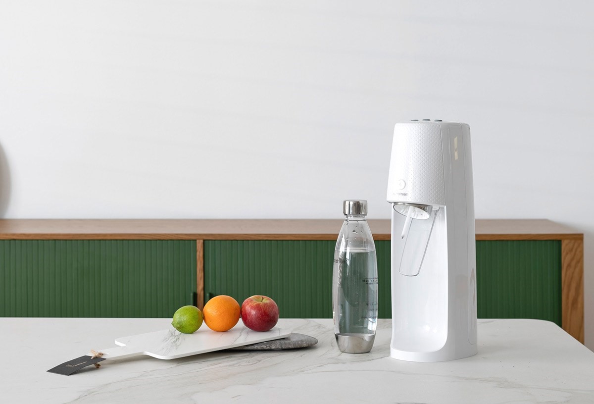 炎炎夏季想要來點不一樣的氣泡飲料?使用 sodastream 氣泡水機自己在家動手做一杯沁涼的果汁氣泡水吧! 炎炎夏季想要來點不一樣的氣泡飲料?使用 sodastream 氣泡水機自己在家動手做一杯沁涼的果汁氣泡水吧!