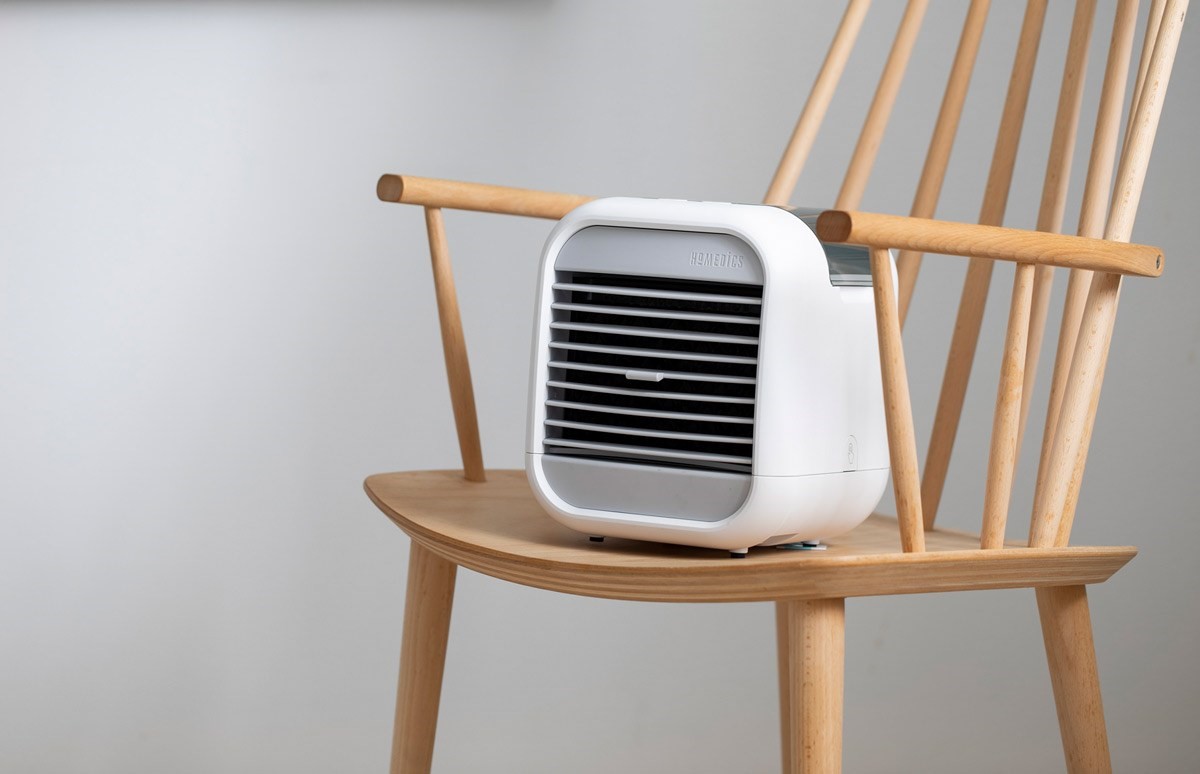 輕巧時尚的 HOMEDICS MYCHILL 移動式勁涼水冷扇(大),適合放置於居家空間各處,椅凳上、辦公桌上皆能形塑簡約設計質感,市價 3290 元。 輕巧時尚的 HOMEDICS MYCHILL 移動式勁涼水冷扇(大),適合放置於居家空間各處,椅凳上、辦公桌上皆能形塑簡約設計質感,市價 3290 元。