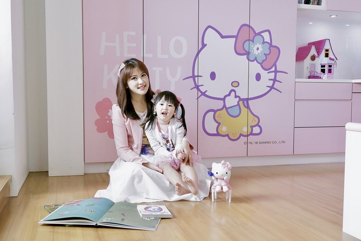 陳海茵為寶貝女兒羊羊打造甜美「Hello Kitty」公主房。 陳海茵為寶貝女兒羊羊打造甜美「Hello Kitty」公主房。