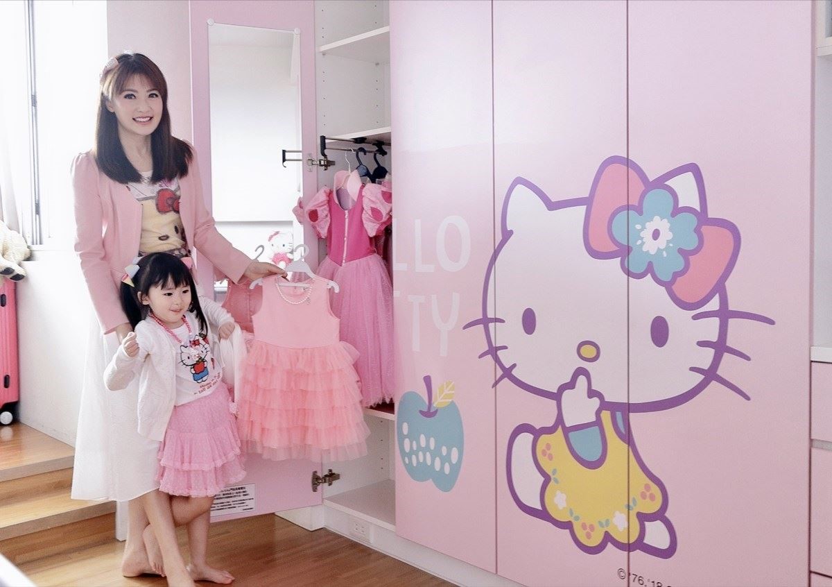 陳海茵與女兒都是「Hello Kitty」迷,喜羊羊喜歡待在 kitty 房,再也不須催促上床睡覺,每天起床最愛自己打開衣櫃挑選想要的穿著。 陳海茵與女兒都是「Hello Kitty」迷,喜羊羊喜歡待在 kitty 房,再也不須催促上床睡覺,每天起床最愛自己打開衣櫃挑選想要的穿著。