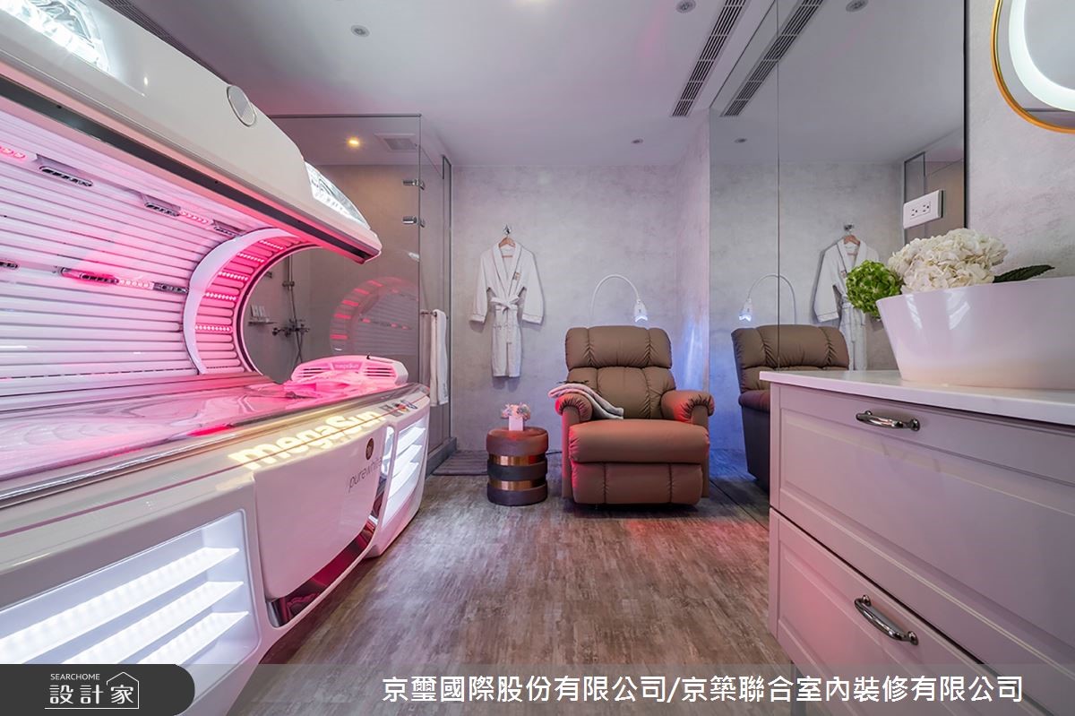 坐落於熱鬧商圈的 132 坪三層樓老建築,是科技美容品
