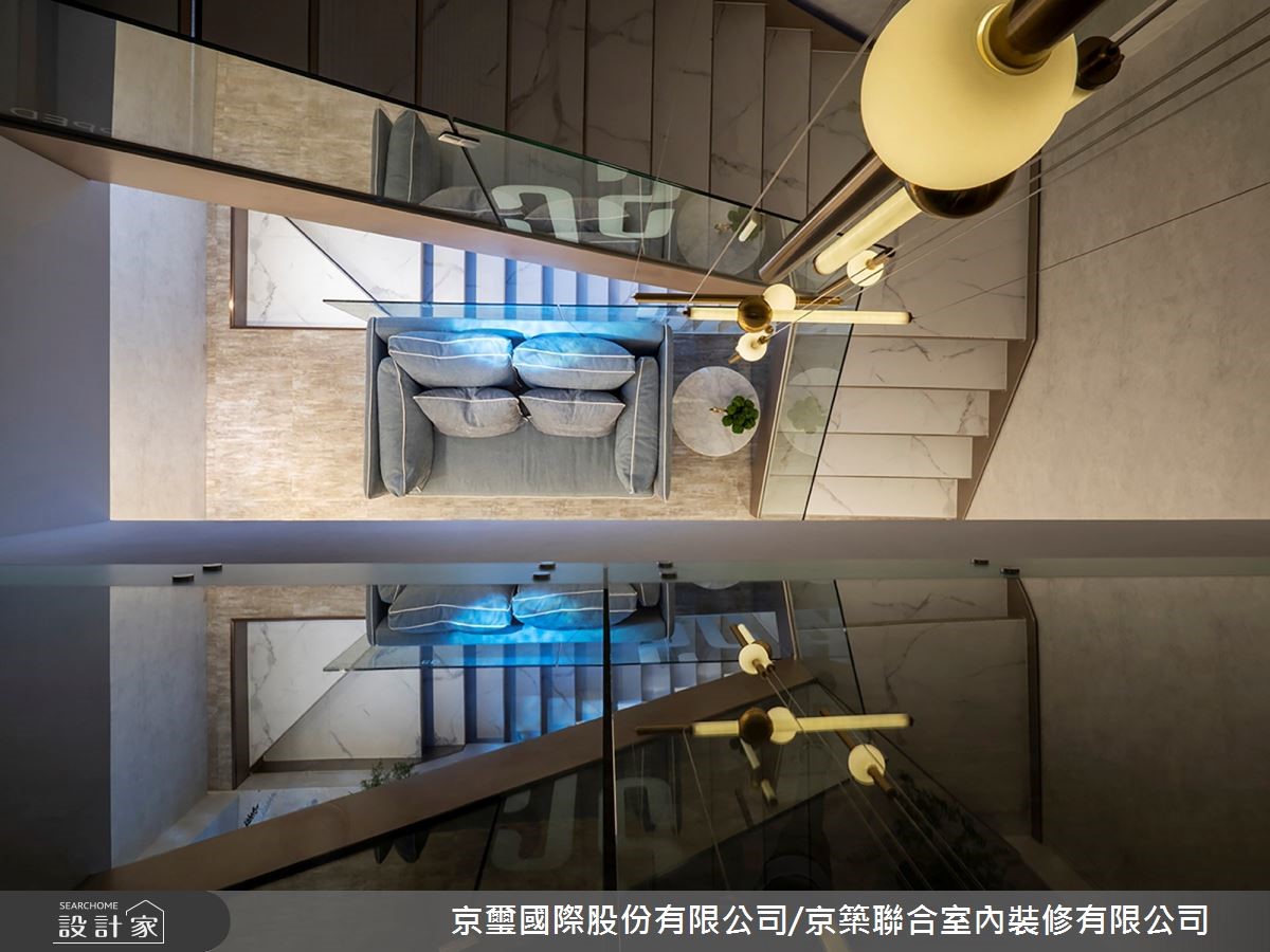 坐落於熱鬧商圈的 132 坪三層樓老建築,是科技美容品