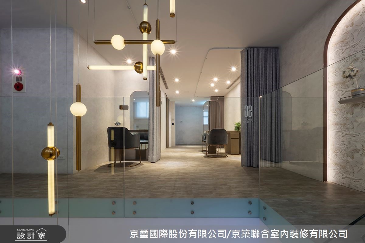 坐落於熱鬧商圈的 132 坪三層樓老建築,是科技美容品