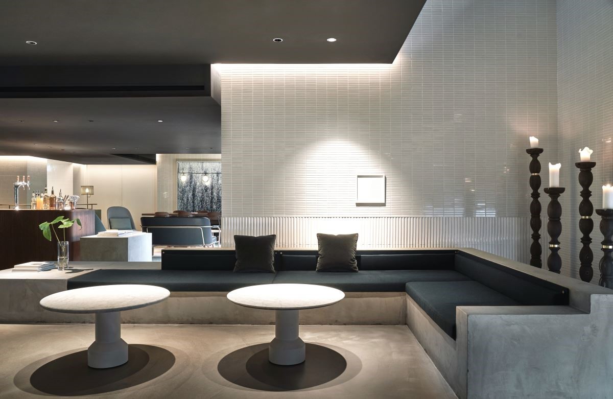 Living Room 以挑高天井設計,搭配簡約俐落燈飾,淬煉低調精緻品味。 Living Room 以挑高天井設計,搭配簡約俐落燈飾,淬煉低調精緻品味。