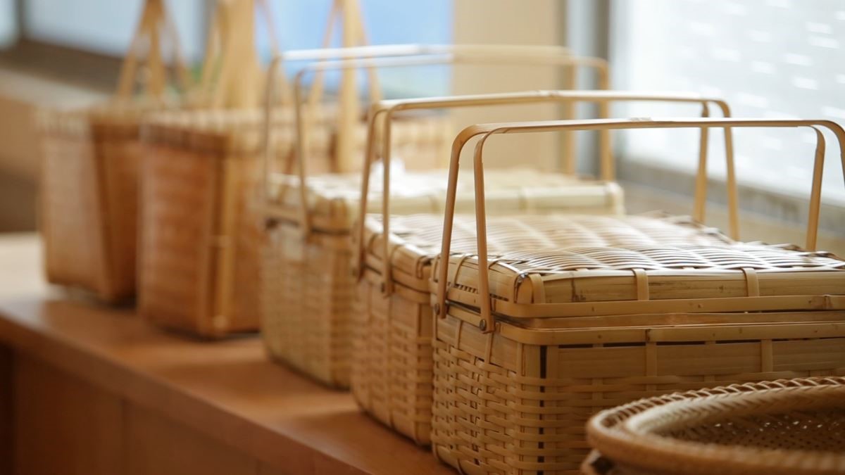 一旁展示間擺放竹生活文化協會所編織的工藝品,讓竹藝重返大眾生活。 一旁展示間擺放竹生活文化協會所編織的工藝品,讓竹藝重返大眾生活。