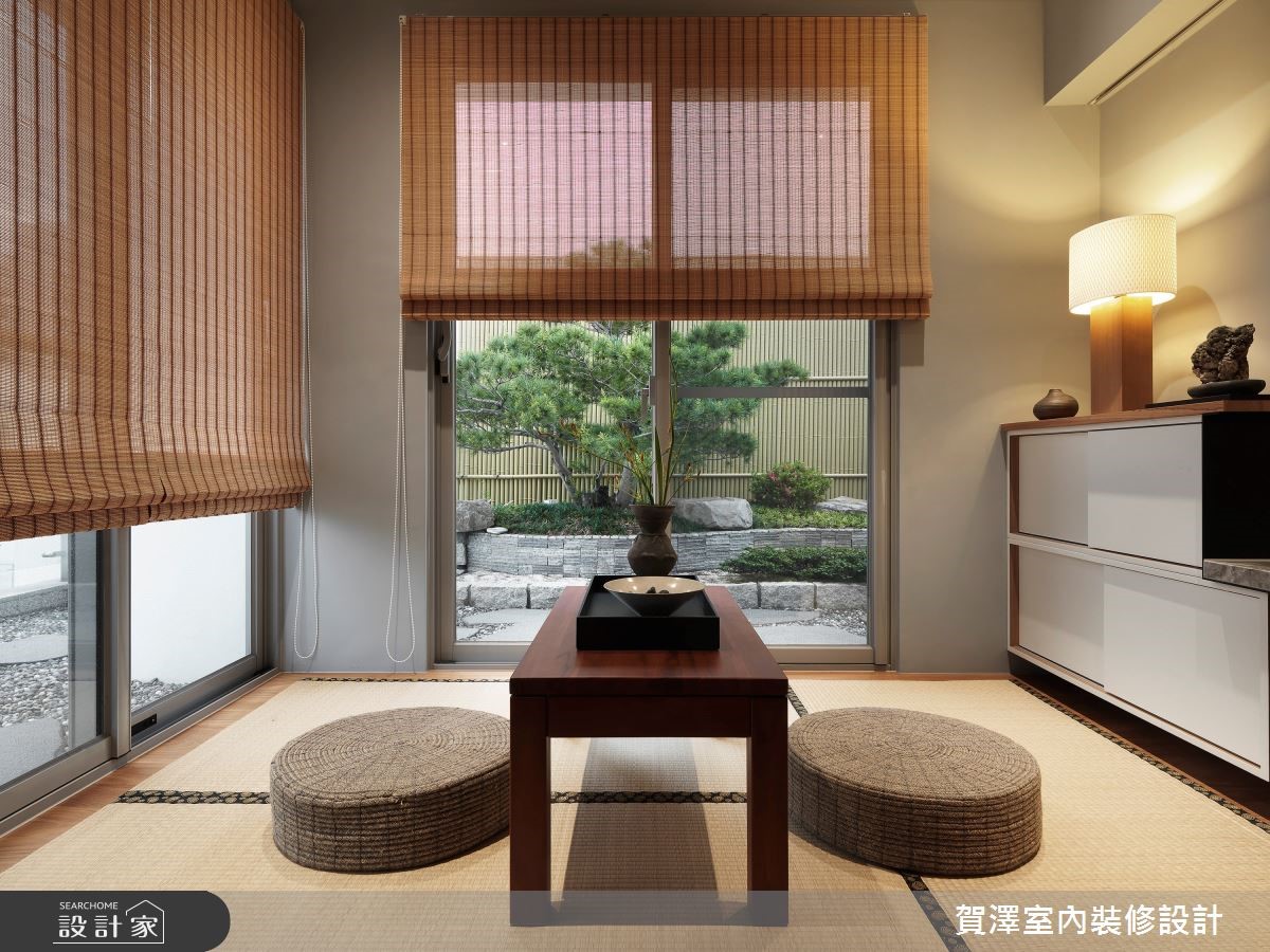 挑高的空間氣度,隨著自然光洗禮下,照亮室內以莫蘭迪