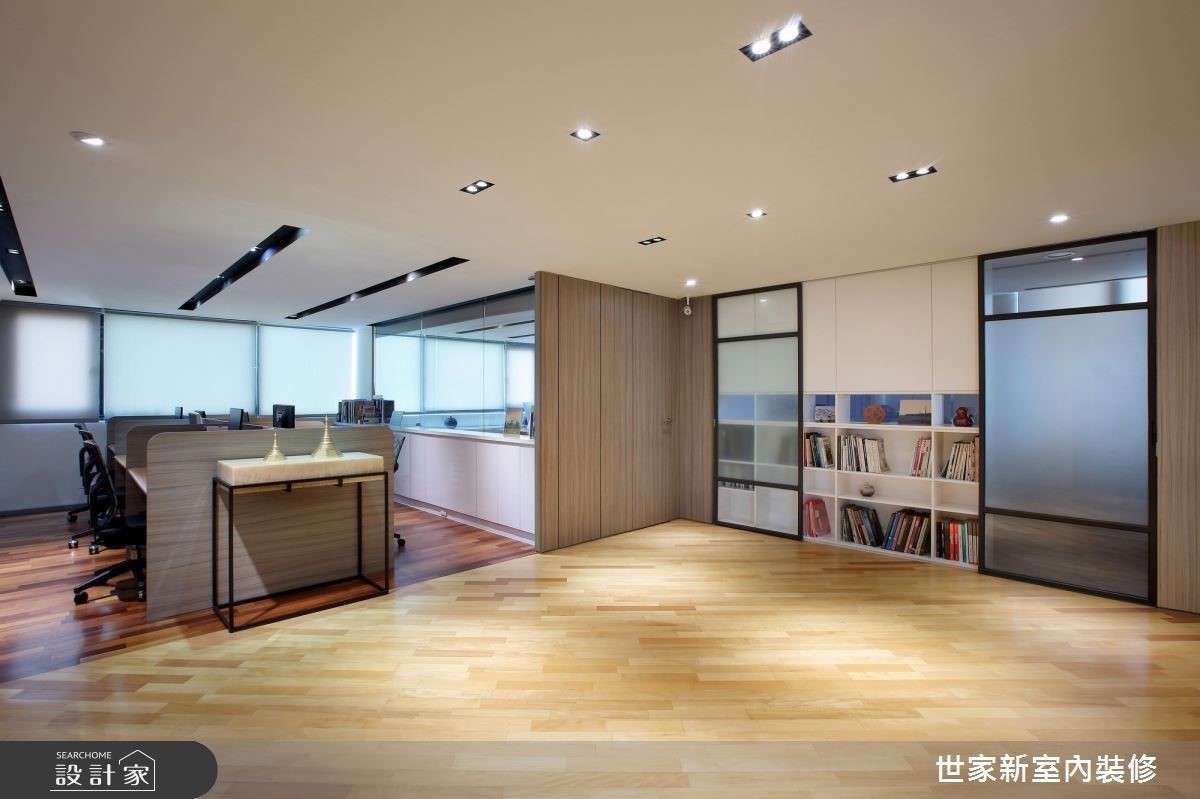 儘管是辦公場域,卻希望以赤腳或換穿拖鞋,營造自在輕