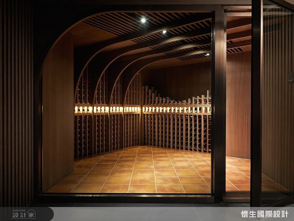 依屋主品酌愛好,結合智能調控設備,打造令人驚豔的專屬酒窖區。 依屋主品酌愛好,結合智能調控設備,打造令人驚豔的專屬酒窖區。