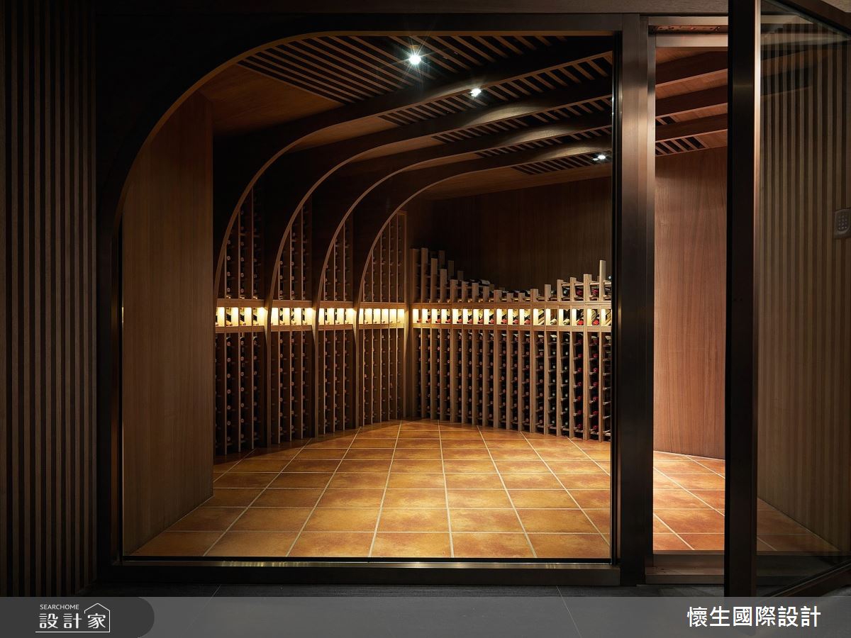 依屋主品酌愛好,結合智能調控設備,打造令人驚豔的專屬酒窖區。 依屋主品酌愛好,結合智能調控設備,打造令人驚豔的專屬酒窖區。