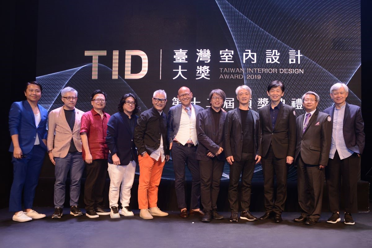 台南市政府文化局局長葉澤山(右1)、台南市美術館館長潘襎(右2)與第十二屆「TID 臺灣室內設計大獎」評審團。 台南市政府文化局局長葉澤山(右1)、台南市美術館館長潘襎(右2)與第十二屆「TID 臺灣室內設計大獎」評審團。