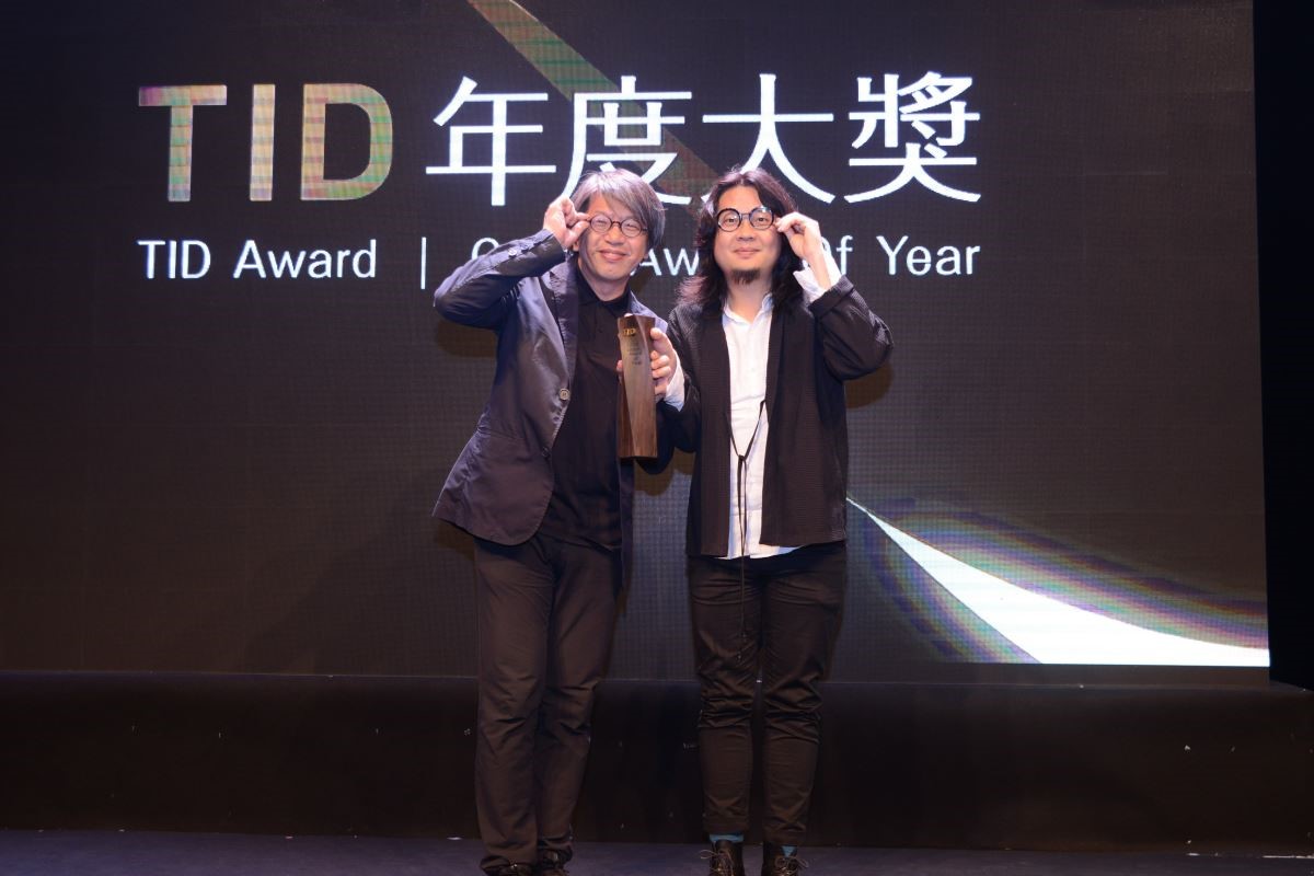 第十二屆 TID 年度大獎得獎者王耀邦(右)與 CSID 中華民國室內設計協會理事長龔書章(左)。 第十二屆 TID 年度大獎得獎者王耀邦(右)與 CSID 中華民國室內設計協會理事長龔書章(左)。