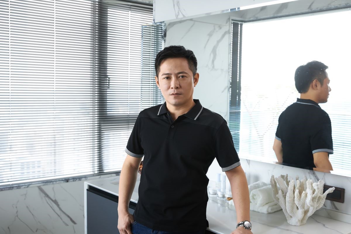 走進 80 坪大宅裡,中式語彙與時尚感的線條交會,交織