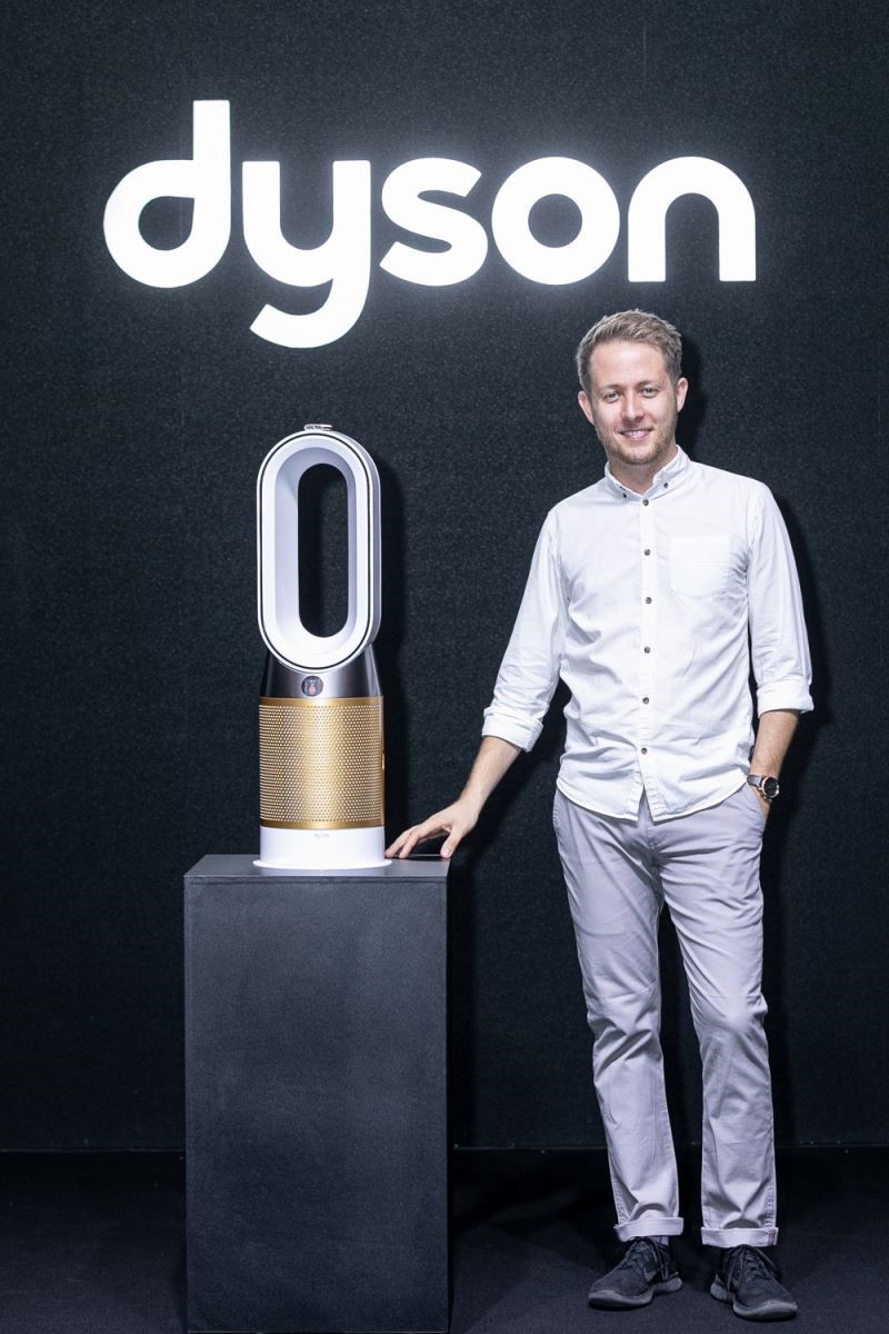 Dyson 環境管控首席設計師 David Hill 來台分享最新 Dyson Cryptomic™ 消除甲醛科技,推出全新 Dyson Pure Cryptomic™ 空氣清淨機。 Dyson 環境管控首席設計師 David Hill 來台分享最新 Dyson Cryptomic™ 消除甲醛科技,推出全新 Dyson Pure Cryptomic™ 空氣清淨機。