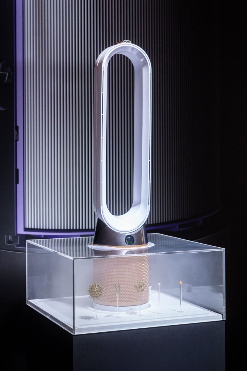 Dyson Pure Cryptomic™ 空氣清淨機可自動監測顆粒物及氣體污染,以戴森獨特精準的演算法將三個感應器所收集到的數據進行分析,並透過 LCD 螢幕即時顯示空氣品質數據。 Dyson Pure Cryptomic™ 空氣清淨機可自動監測顆粒物及氣體污染,以戴森獨特精準的演算法將三個感應器所收集到的數據進行分析,並透過 LCD 螢幕即時顯示空氣品質數據。