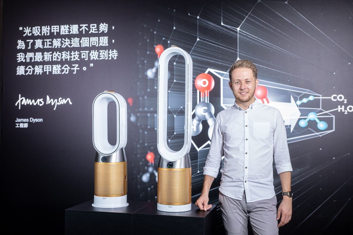 Dyson Pure Cryptomic™ 空氣清淨機系列結合了 Dyson 在化學、感應、濾網和流體動力學方面的知識,不僅能去除室內小至PM0.1的懸浮微粒、異味和氣體,還能持續消除甲醛是專為家庭環境量身打造的全方位空氣淨化解決方案。 Dyson Pure Cryptomic™ 空氣清淨機系列結合了 Dyson 在化學、感應、濾網和流體動力學方面的知識,不僅能去除室內小至PM0.1的懸浮微粒、異味和氣體,還能持續消除甲醛是專為家庭環境量身打造的全方位空氣淨化解決方案。