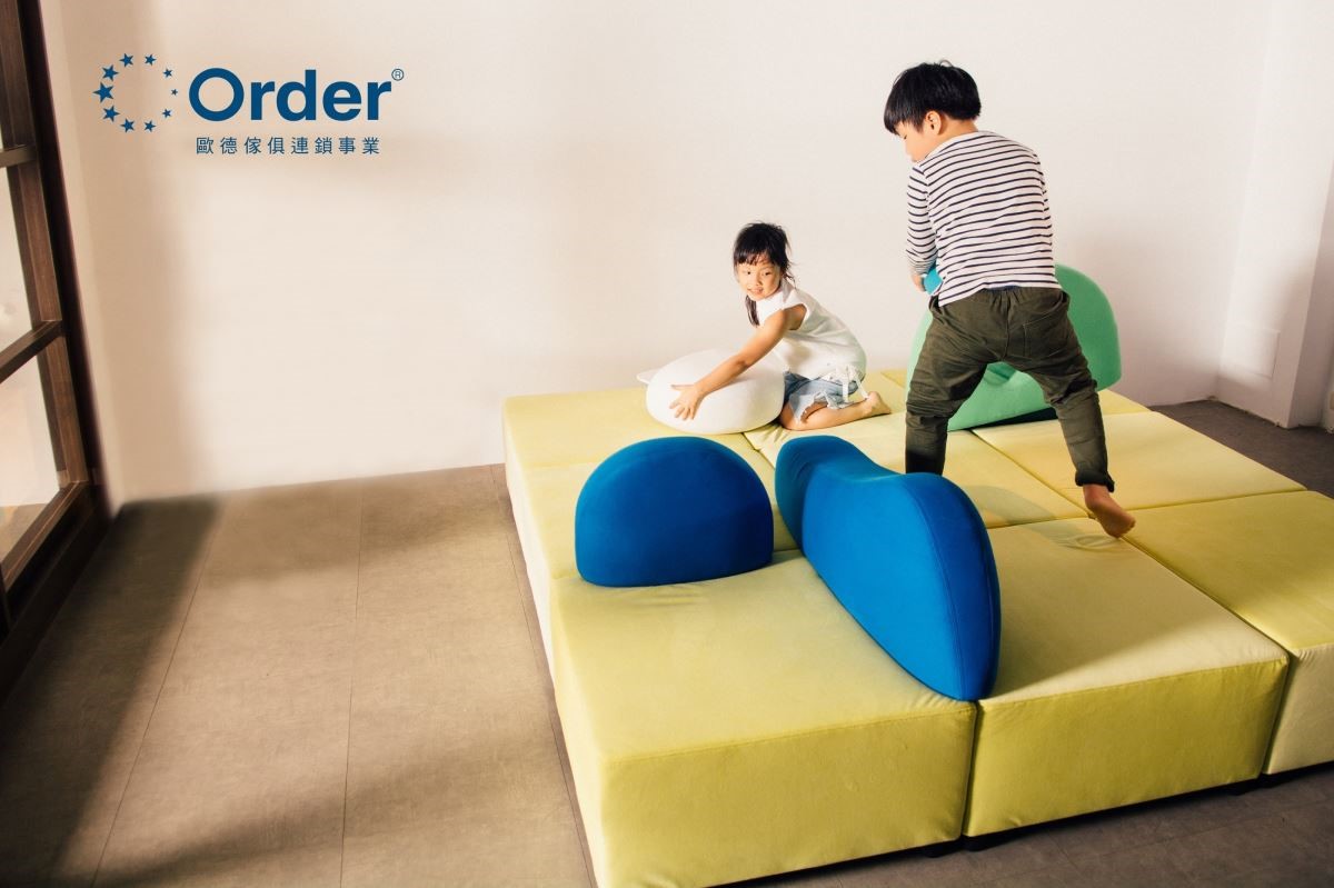 歐德 Landscape Sofa 造型沙發融合家具、隔板和玩具元素,是兒童公共空間設計之創新家具。 歐德 Landscape Sofa 造型沙發融合家具、隔板和玩具元素,是兒童公共空間設計之創新家具。