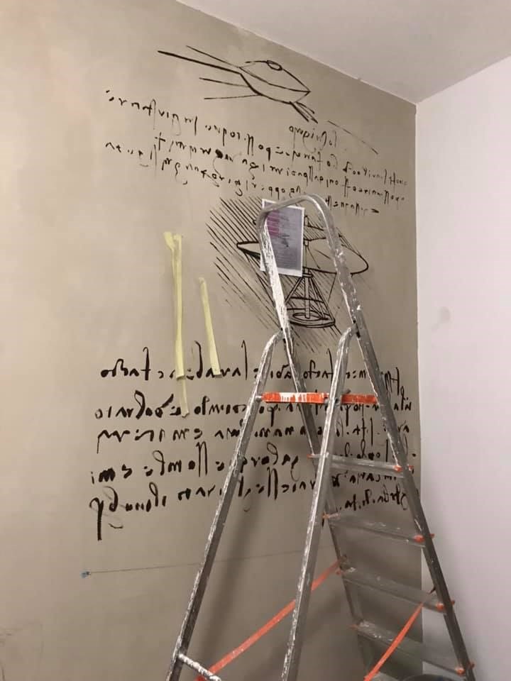 床頭牆用紙膠帶黏棉線,當作文字對齊的基礎。 床頭牆用紙膠帶黏棉線,當作文字對齊的基礎。