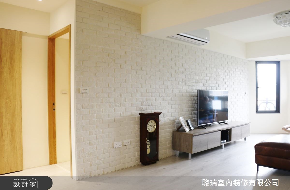 27 坪老屋,設計師透過格局重整與屋況翻新,改善漏水