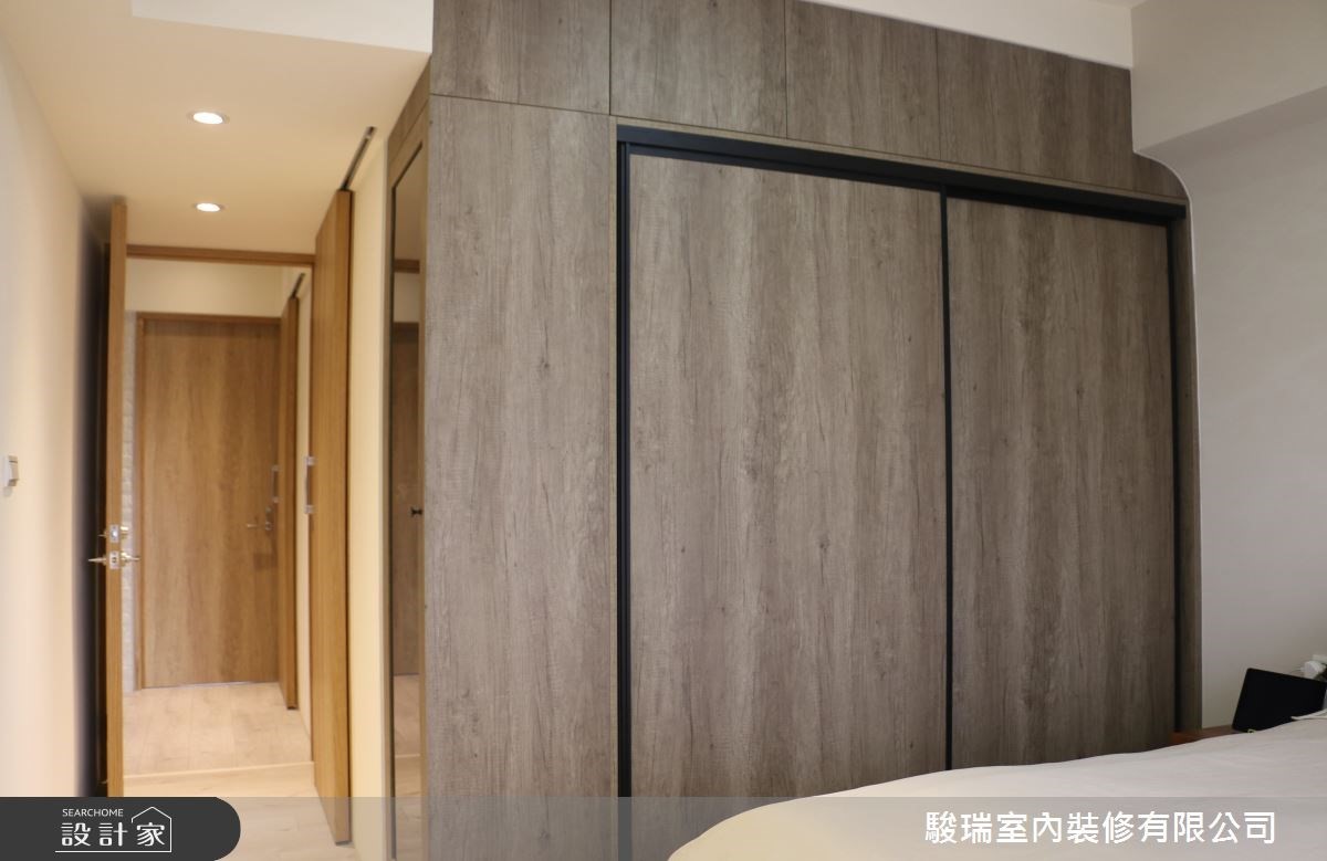 27 坪老屋,設計師透過格局重整與屋況翻新,改善漏水