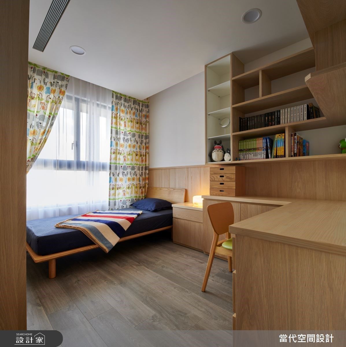 兒子房透過大量木質材的鋪陳,呈現清爽、純粹的無印良品風。 兒子房透過大量木質材的鋪陳,呈現清爽、純粹的無印良品風。