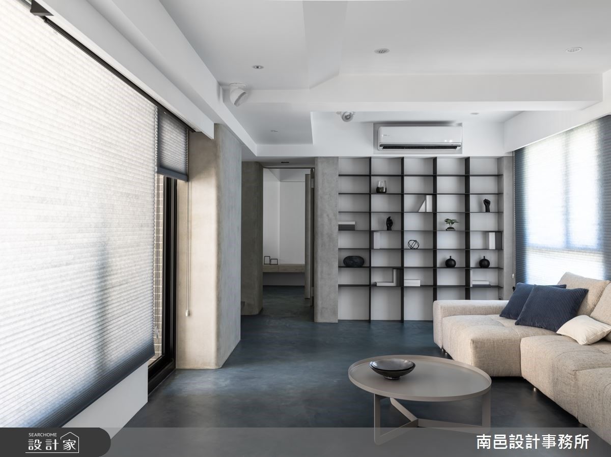 客廳框體下方設計鐵件書牆,展示屋主藏書,描繪獨一無二端景。 客廳框體下方設計鐵件書牆,展示屋主藏書,描繪獨一無二端景。