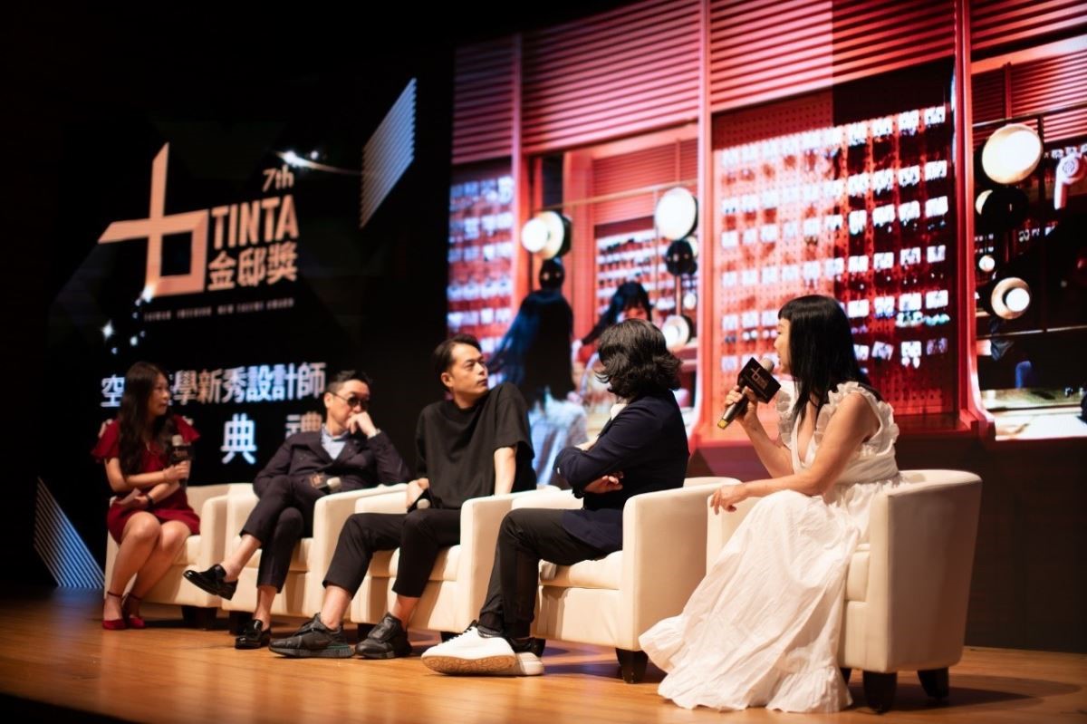 未來式主席 / 好樣集團創辦人_汪麗琴親臨現場,給予新銳設計師在陳設裝飾上更多專業回饋與建議。 未來式主席 / 好樣集團創辦人_汪麗琴親臨現場,給予新銳設計師在陳設裝飾上更多專業回饋與建議。