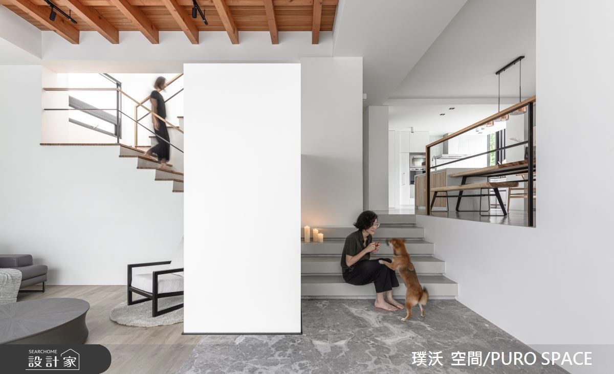 一棟山上二十多年的老屋,住著奶奶、父母和孩子。單純