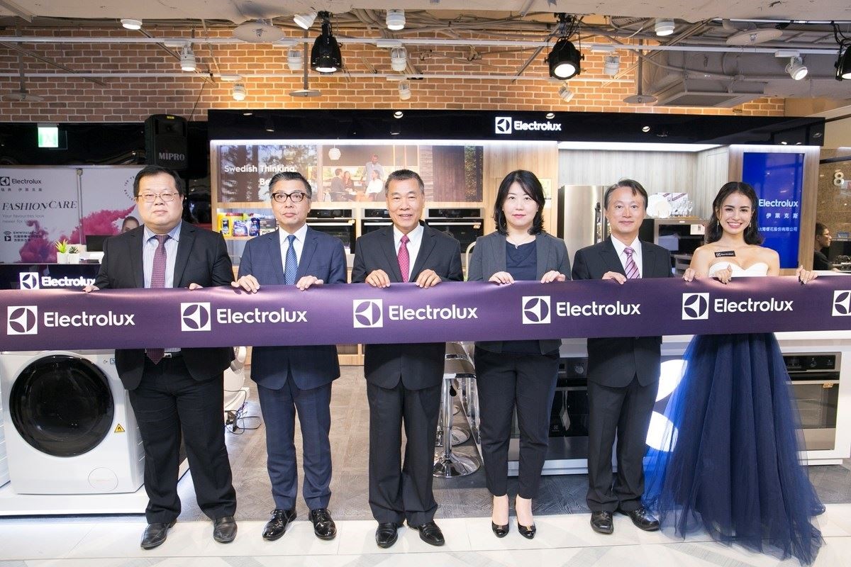 國內廚電龍頭台灣櫻花總代理的全球頂級精品家電品牌《伊萊克斯》首度與遠東SOGO百貨強強聯手「台北遠東SOGO忠孝館」直營專櫃盛大開幕。 剪綵嘉賓(左起) 遠東SOGO百貨營業四部副理馬瑞良、遠東SOGO百貨忠孝館店長李景銘、台灣櫻花總經理林有土、伊萊克斯台灣/香港區總經理余倩梅、台灣櫻花進口事業處協理陳為弘、人氣女星主持人雷艾美 國內廚電龍頭台灣櫻花總代理的全球頂級精品家電品牌《伊萊克斯》首度與遠東SOGO百貨強強聯手「台北遠東SOGO忠孝館」直營專櫃盛大開幕。 剪綵嘉賓(左起) 遠東SOGO百貨營業四部副理馬瑞良、遠東SOGO百貨忠孝館店長李景銘、台灣櫻花總經理林有土、伊萊克斯台灣/香港區總經理余倩梅、台灣櫻花進口事業處協理陳為弘、人氣女星主持人雷艾美