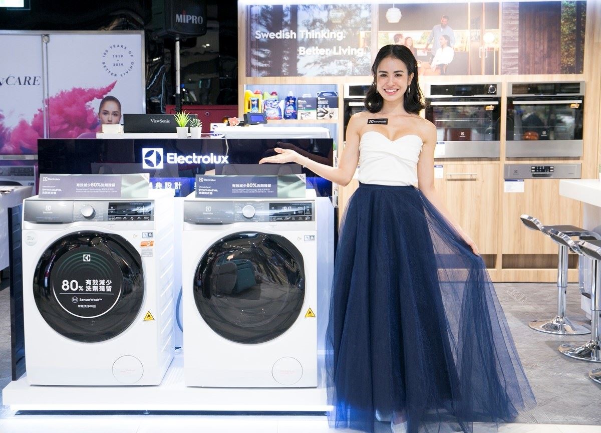 人氣女星與主持人「雷艾美」化身一日店長,分享本次伊萊克斯 「Wi-Fi智能洗脫烘衣機」的創新科技與優異功能 人氣女星與主持人「雷艾美」化身一日店長,分享本次伊萊克斯 「Wi-Fi智能洗脫烘衣機」的創新科技與優異功能