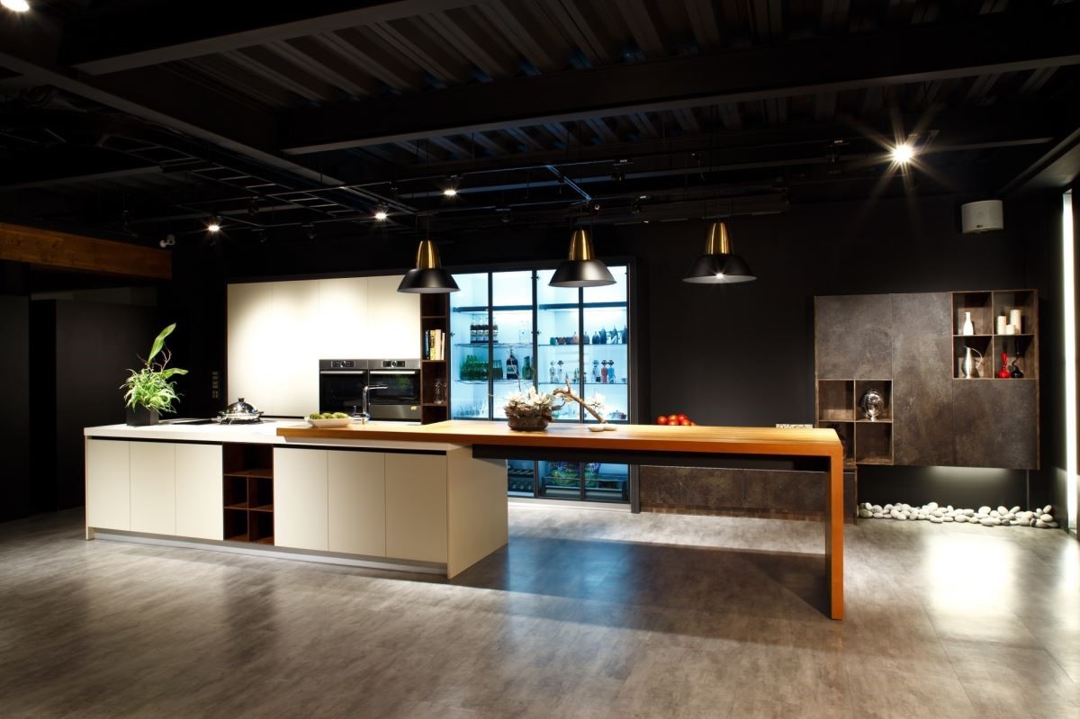 中島吧檯與實木餐桌結合,在開闊空間中,展現大器格局,讓餐廚區成為宴請賓客最佳場域。(雅登廚飾/台南店) 中島吧檯與實木餐桌結合,在開闊空間中,展現大器格局,讓餐廚區成為宴請賓客最佳場域。(雅登廚飾/台南店)